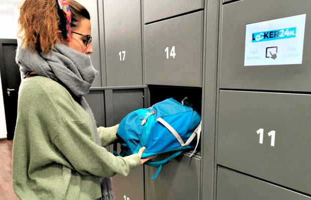 Clienta guardando su mochila en la consigna